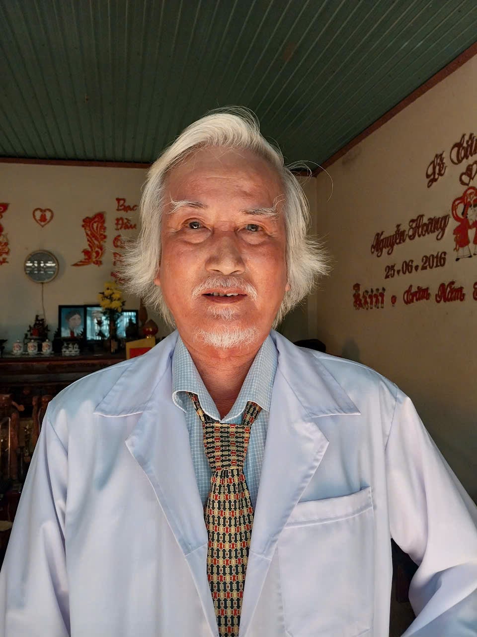 Lương y Nguyễn Xuân Nguyên đang khám bệnh